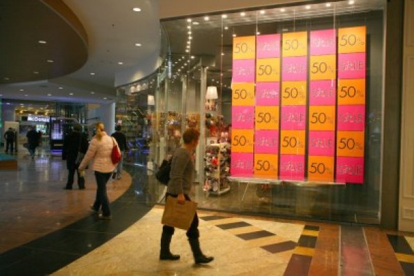 Start la shopping! Încep reducerile la haine de sezon